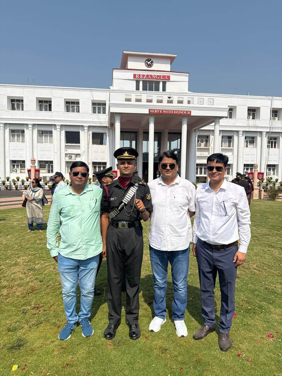 फोटो 01 चेन्नई में आयोजित पासिंग परेड के दौरान साहिल गोयत के साथ परिजन । स्रोत परिजन