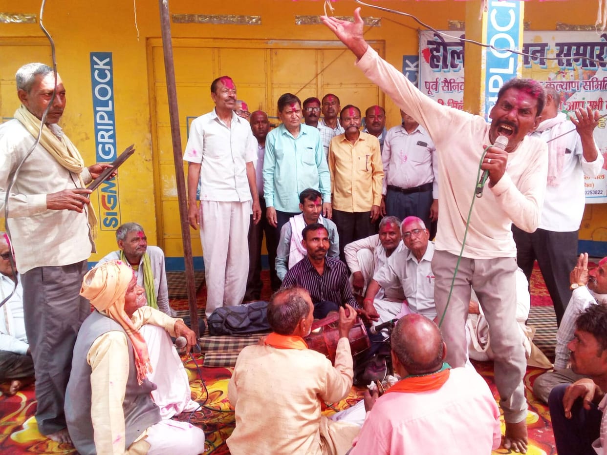 Ex-servicemen danced to the Phag songs with Abir-Gulal