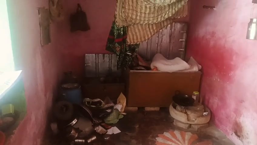 The thieves took away goods worth lakhs by locking the doors of the house.