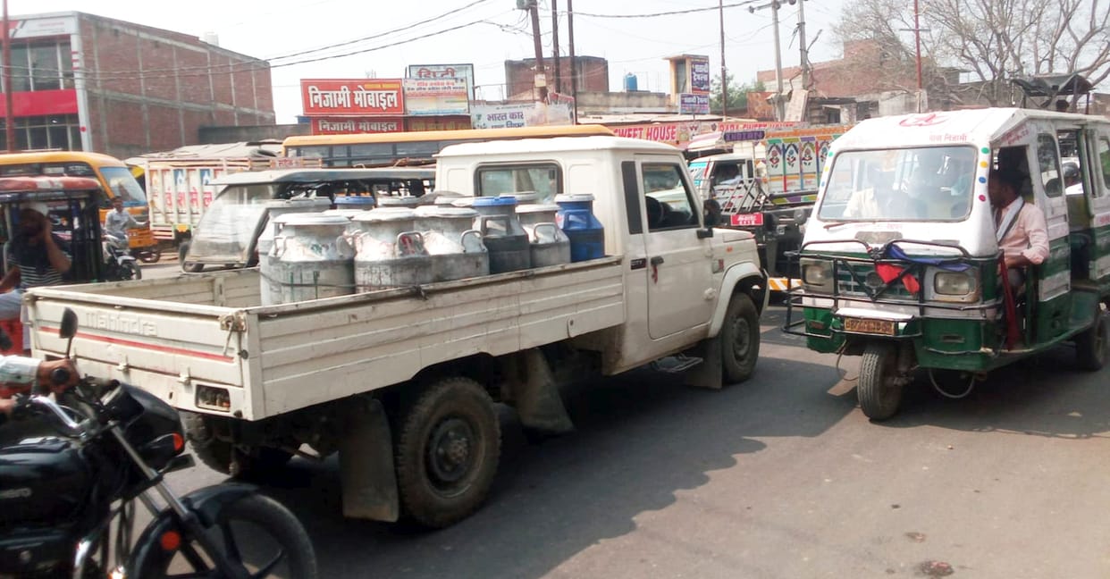 The increasing pressure of private vehicles caused a traffic jam in the town for an hour.