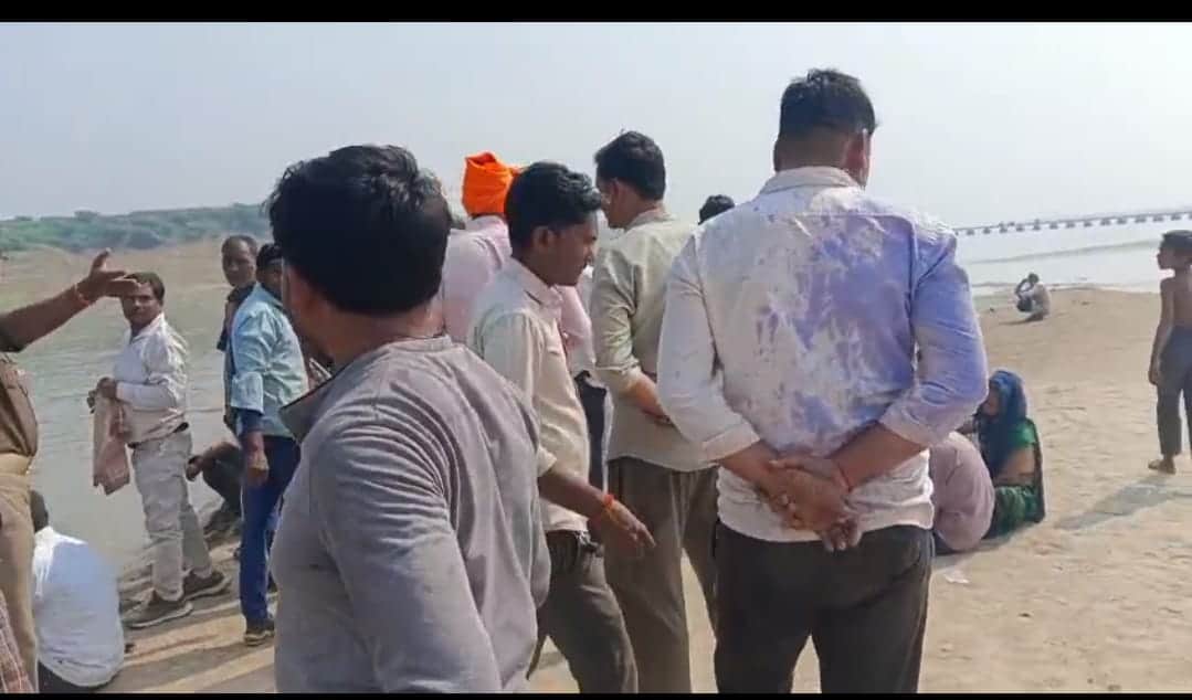 फाेटो- 22 घटनास्थल पर मौजूद पुलिस व ग्रामीण। संवाद