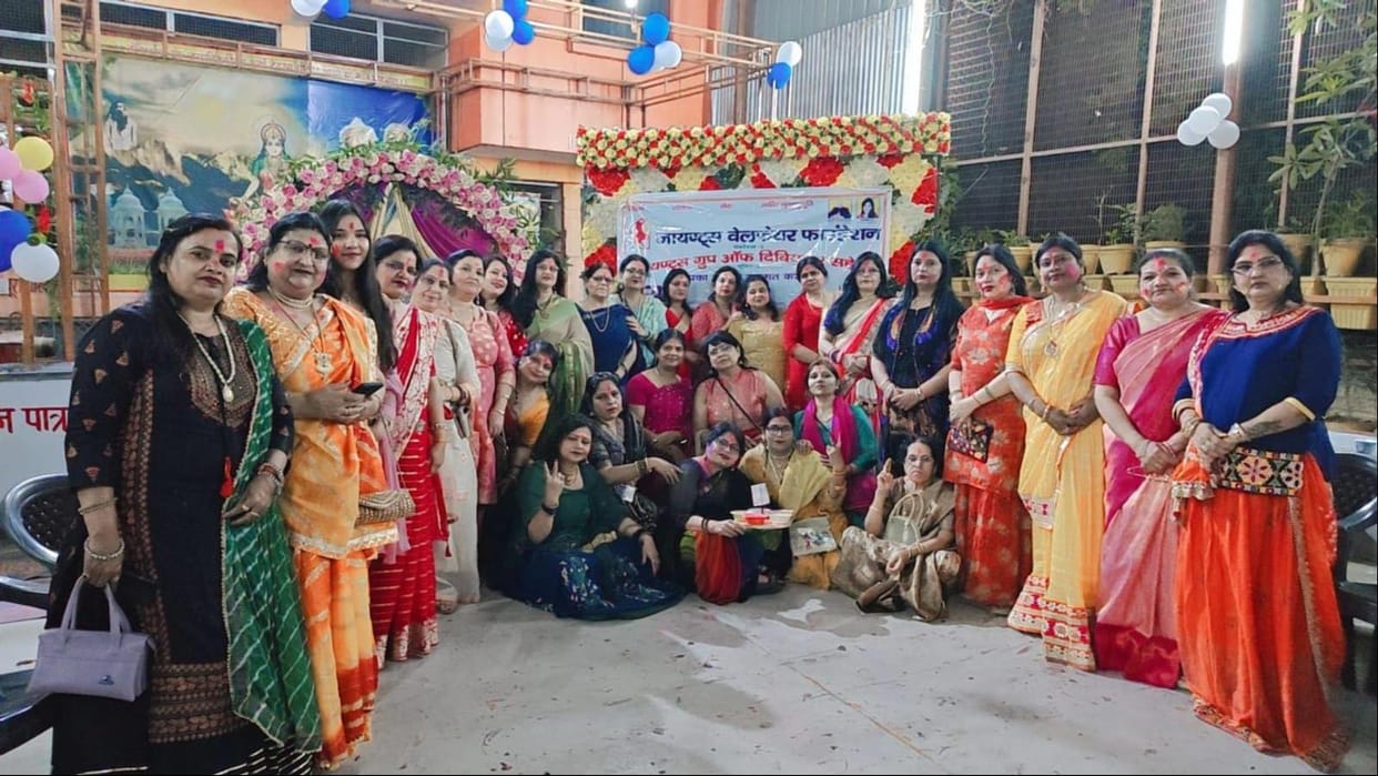 Holi of flowers was played on Women's Day