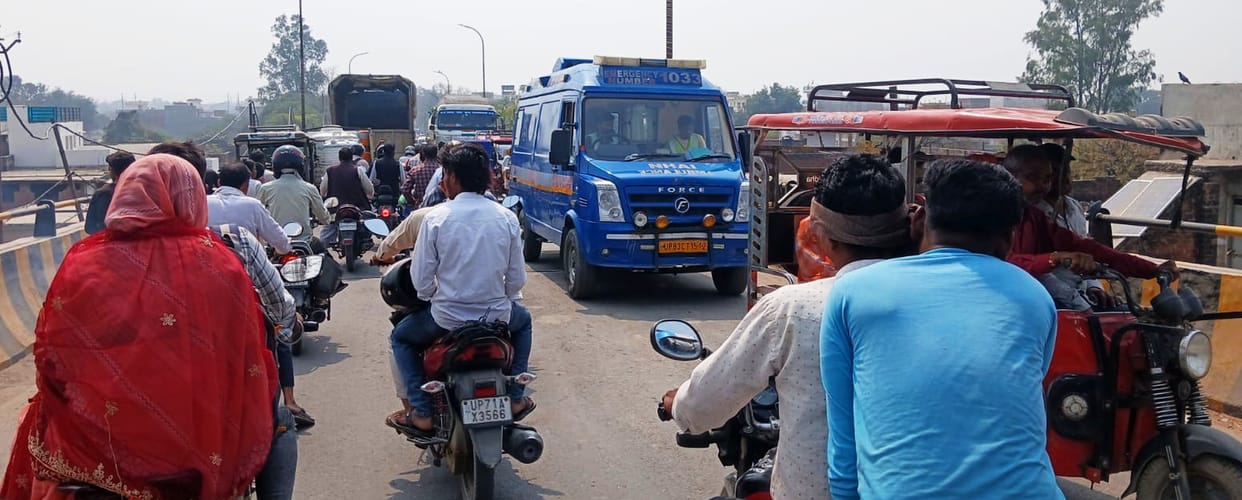Kishunpur Road overbridge jammed for an hour, ambulances and school buses stranded