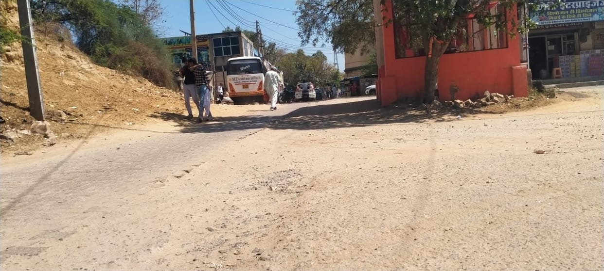 The dilapidated 300-meter road from Devi Lal Park to Yadav Dharamshala is blocking the way.
