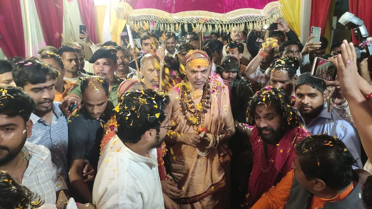 Avimukteshwarananda reached the city, welcomed with flowers