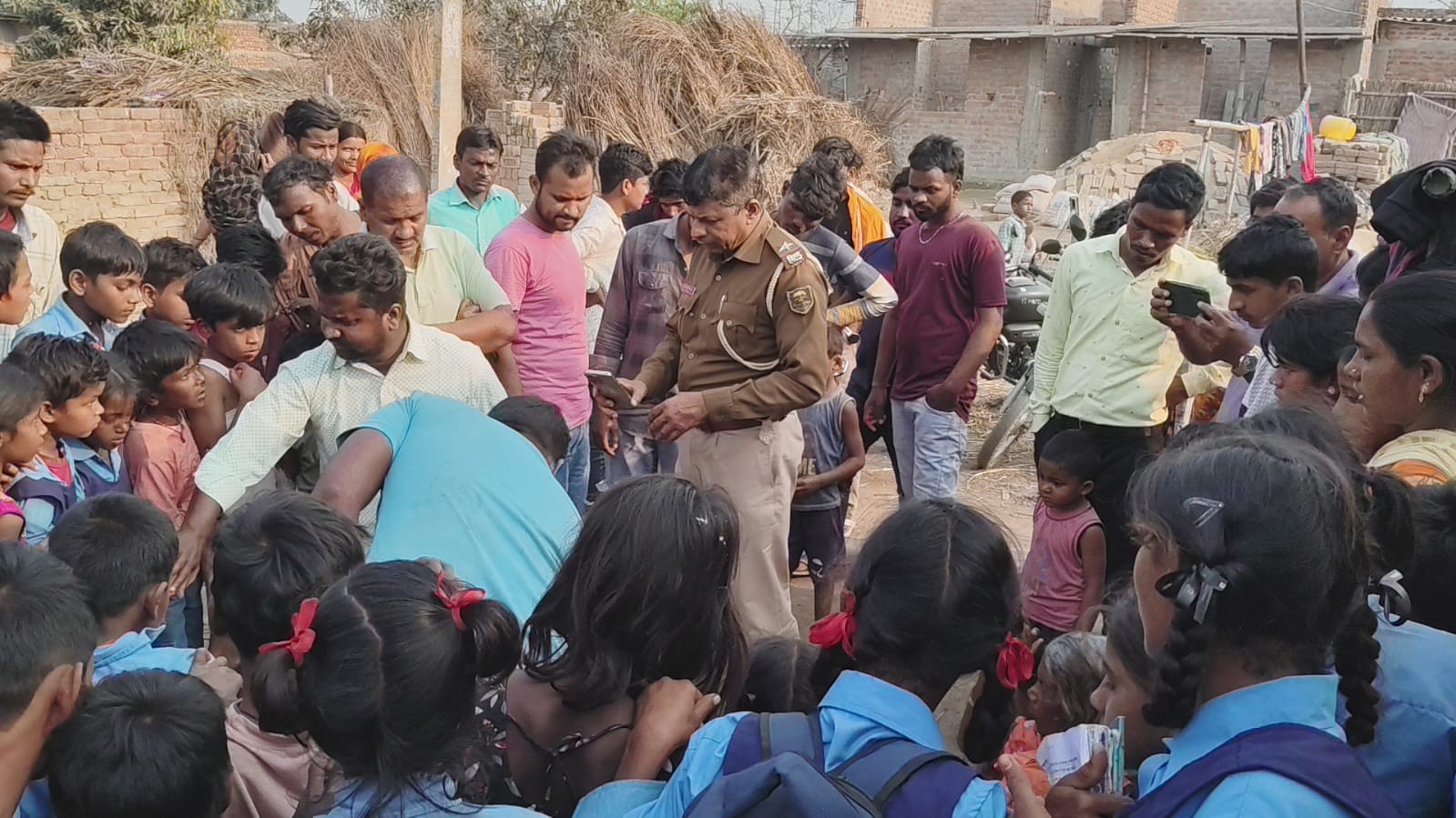 घटनास्थल पर जांच करती पुलिस