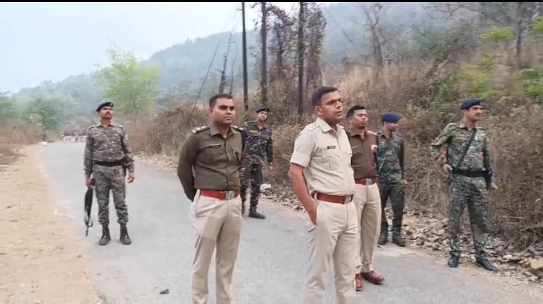 घटनास्थल पर मौजूद पुलिस अधिकारी