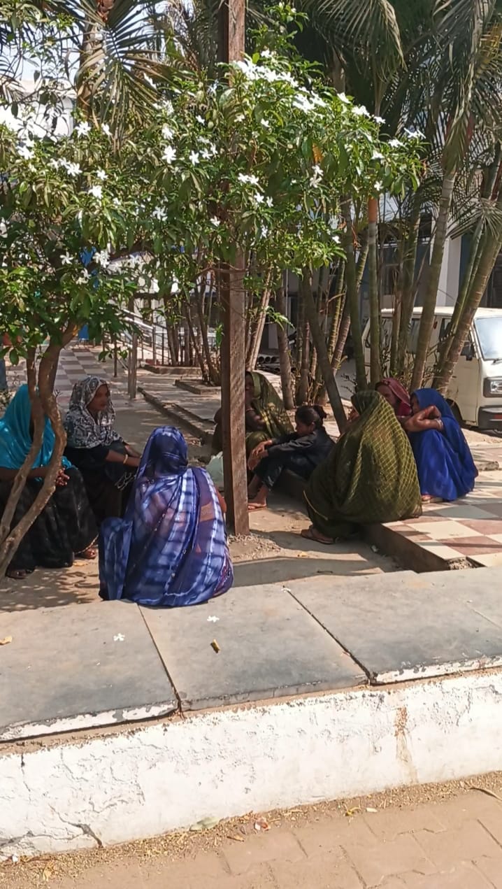 जिला चिकित्सालय में विलाप करते मृतकों के परिजन