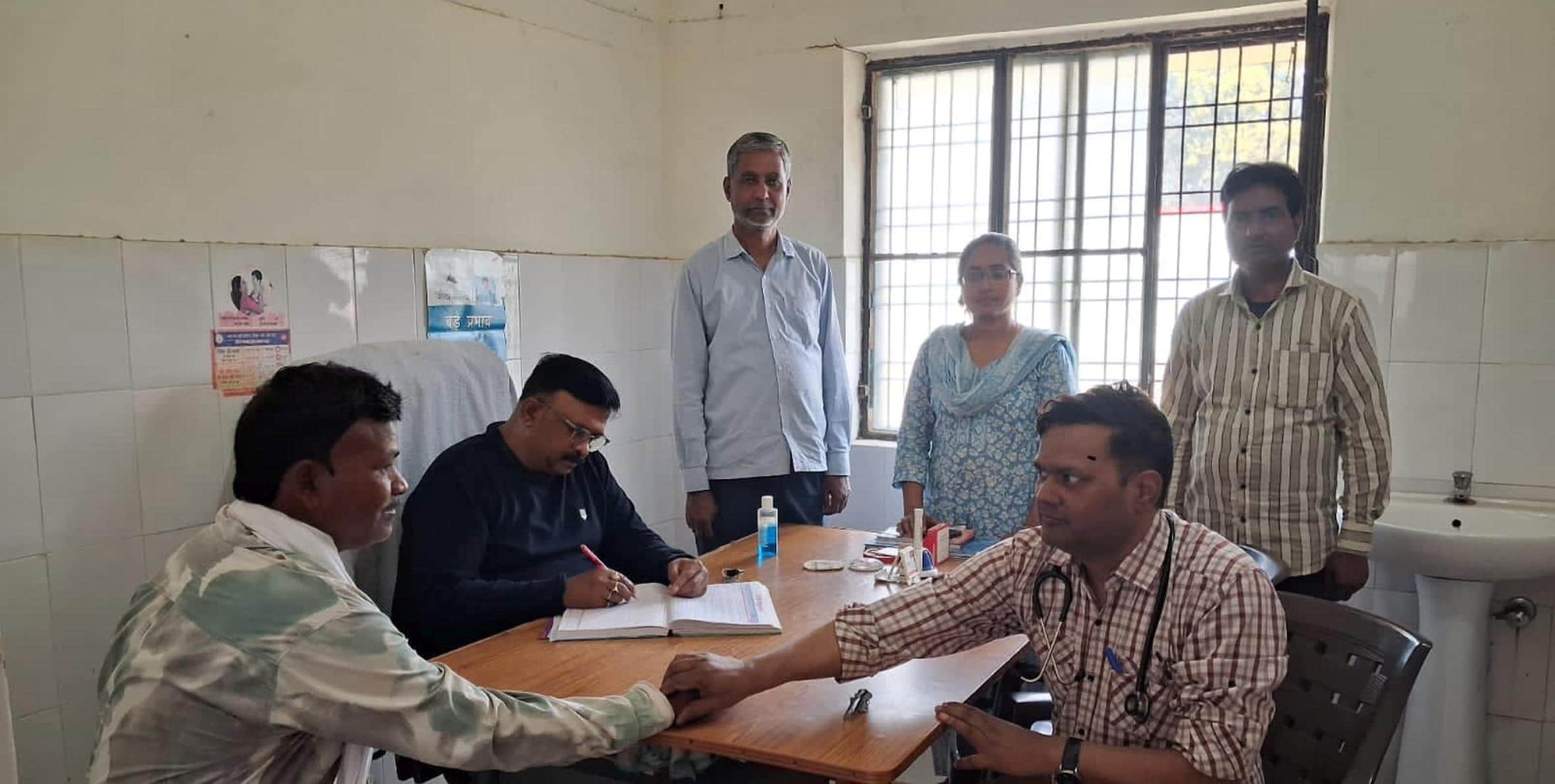 जन आरोग्य मेले में मरीजों का इलाज करते चिकित्सक।