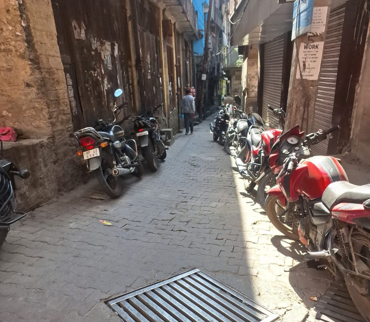 Pedestrians looking for their way through the walls of bikes