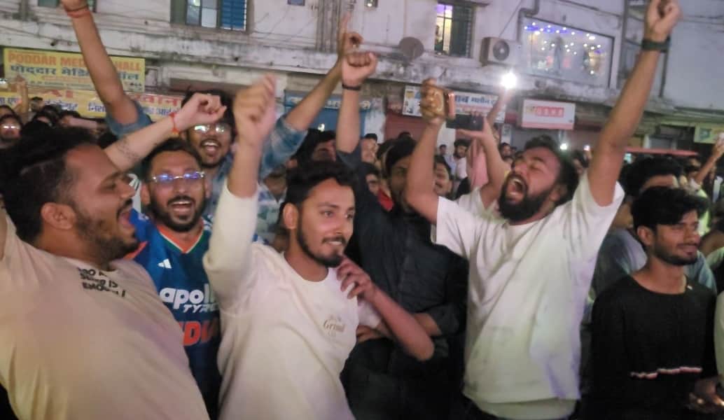 जीत के बाद पूर्णिया में जश्न मनाते क्रिकेट प्रेमी