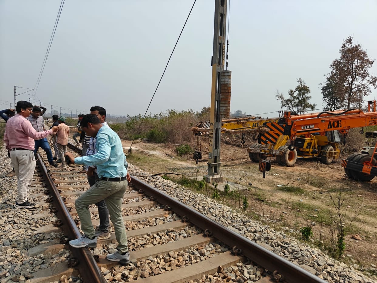 The power line was drawn over the railway line after a two-hour block.