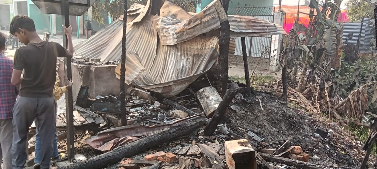 A short circuit caused a fire in the hut, destroying the goods.