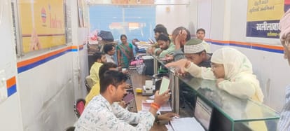 खलीलाबाद शहर स्थित गैस एजेंसी में बुकिंग के लिए लगी भीड़-संवाद