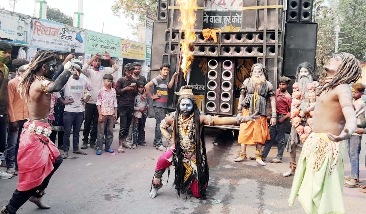 The procession started with the flame of Balaji.