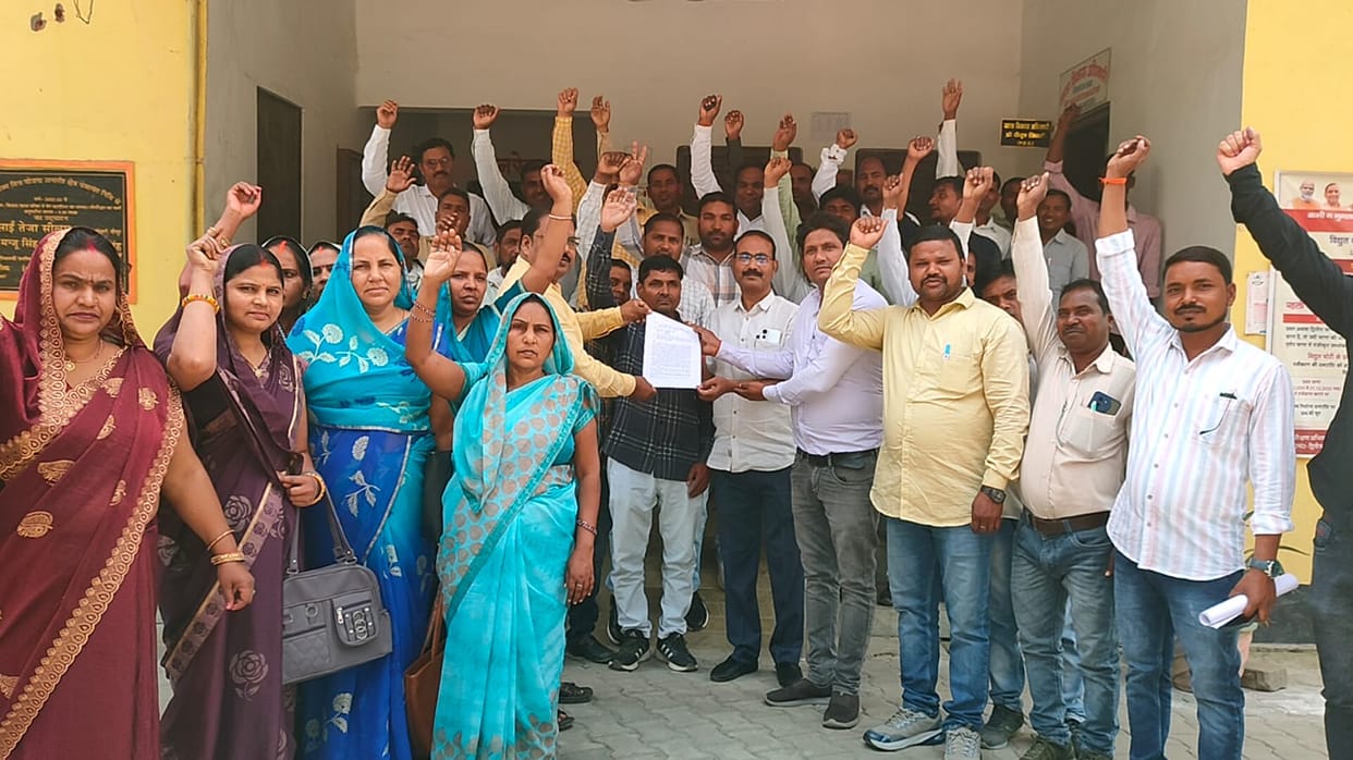 MNREGA employees have not received their honorarium for eight months and have submitted a memorandum