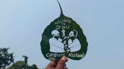 लीफ आर्टिस्ट मधुरेंद्र कुमार ने दी निशांत कुमार को बधाई