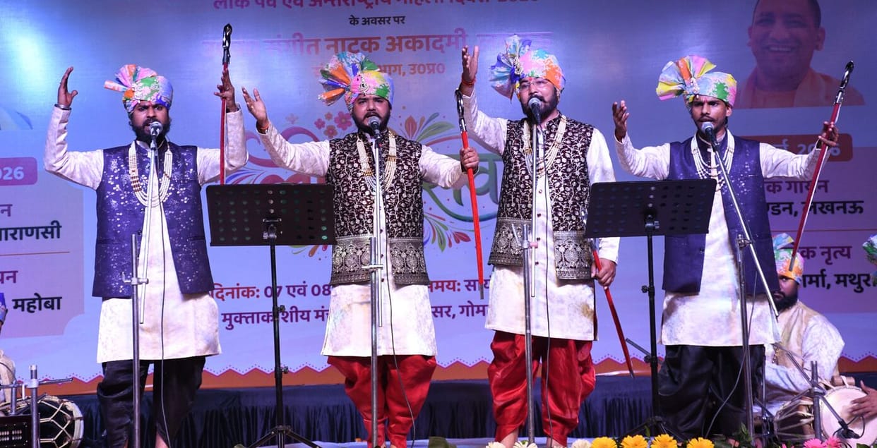 Holi and Alha colors spread in folk festival