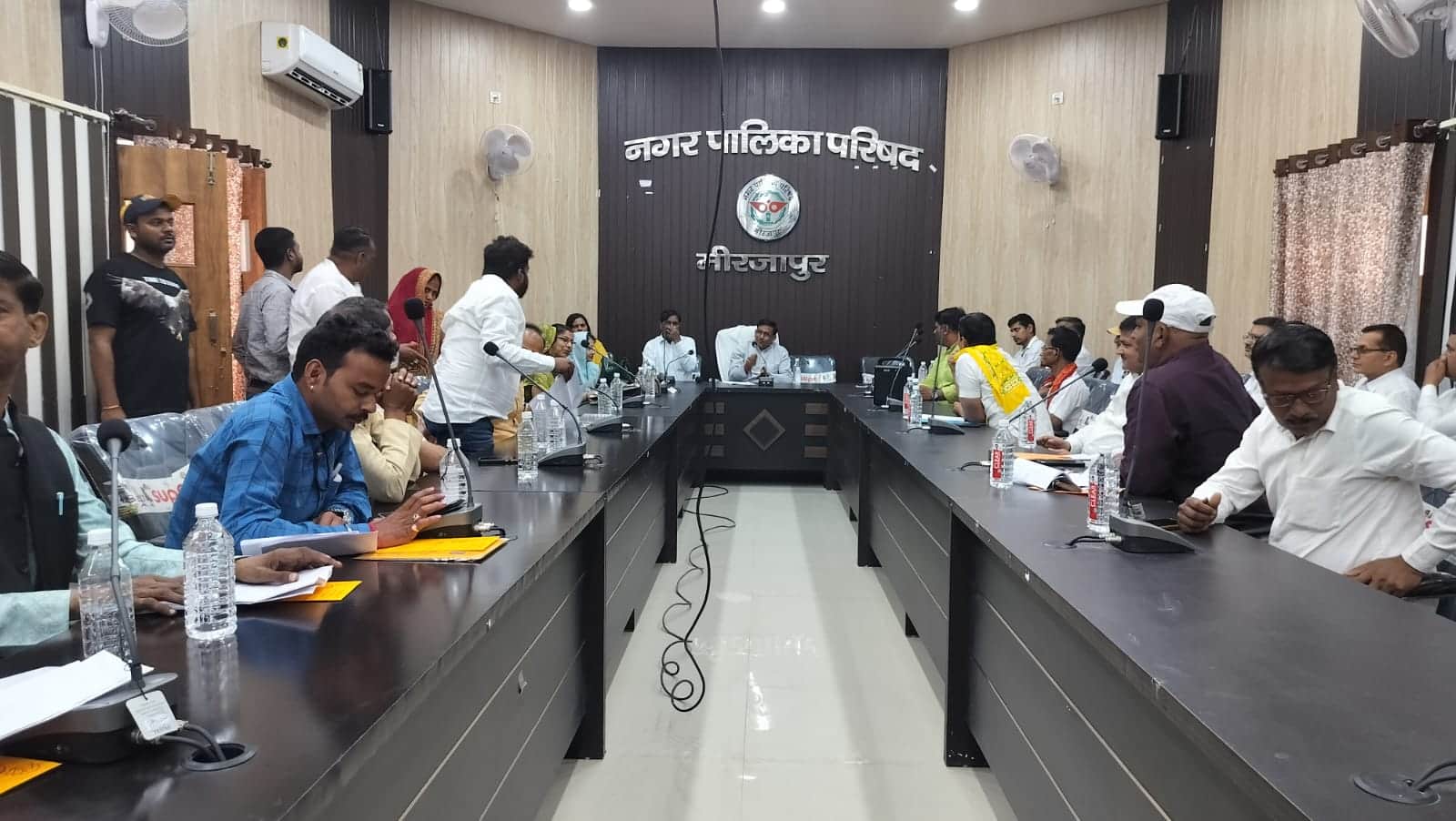 लालडिग्गी स्थित नगर पालिका परिषद के सभागार में आयोजित बोर्ड की बैठक में उपस्थित अध्यक्ष, सभास