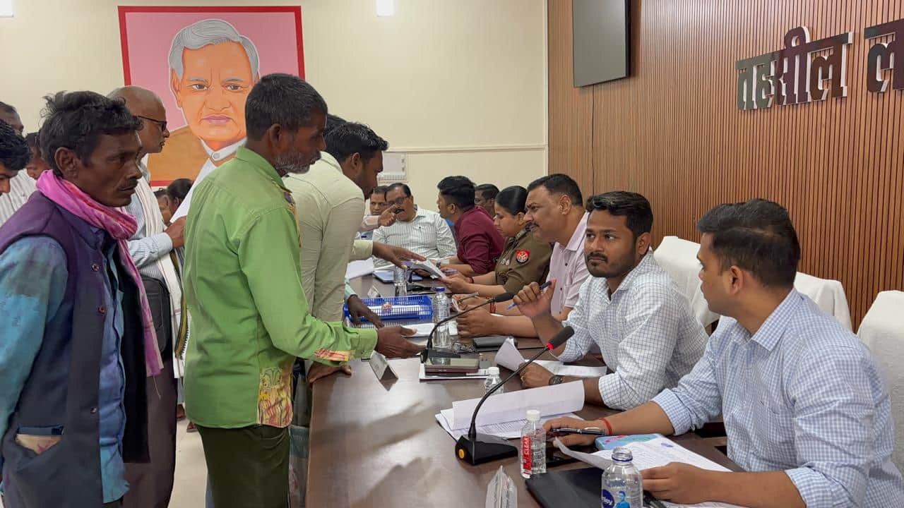 लालगंज तहसील में अधिकारियों को अपनी समस्या बताते फरियादी, स्रोत संवाद