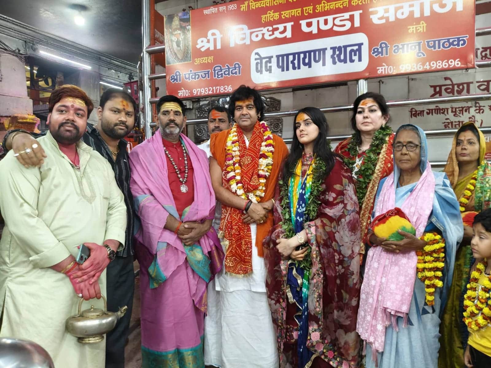 मां विंध्यवासिनी के दर्शन के बाद अपने तीर्थपुरोहित के यहां मौजूद अंतरराष्ट्रीय कथावाचक बापू चिन