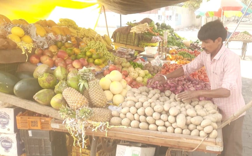 Potatoes are being sold for Rs 2 per kg in the market and Rs 15 per kg in the market.