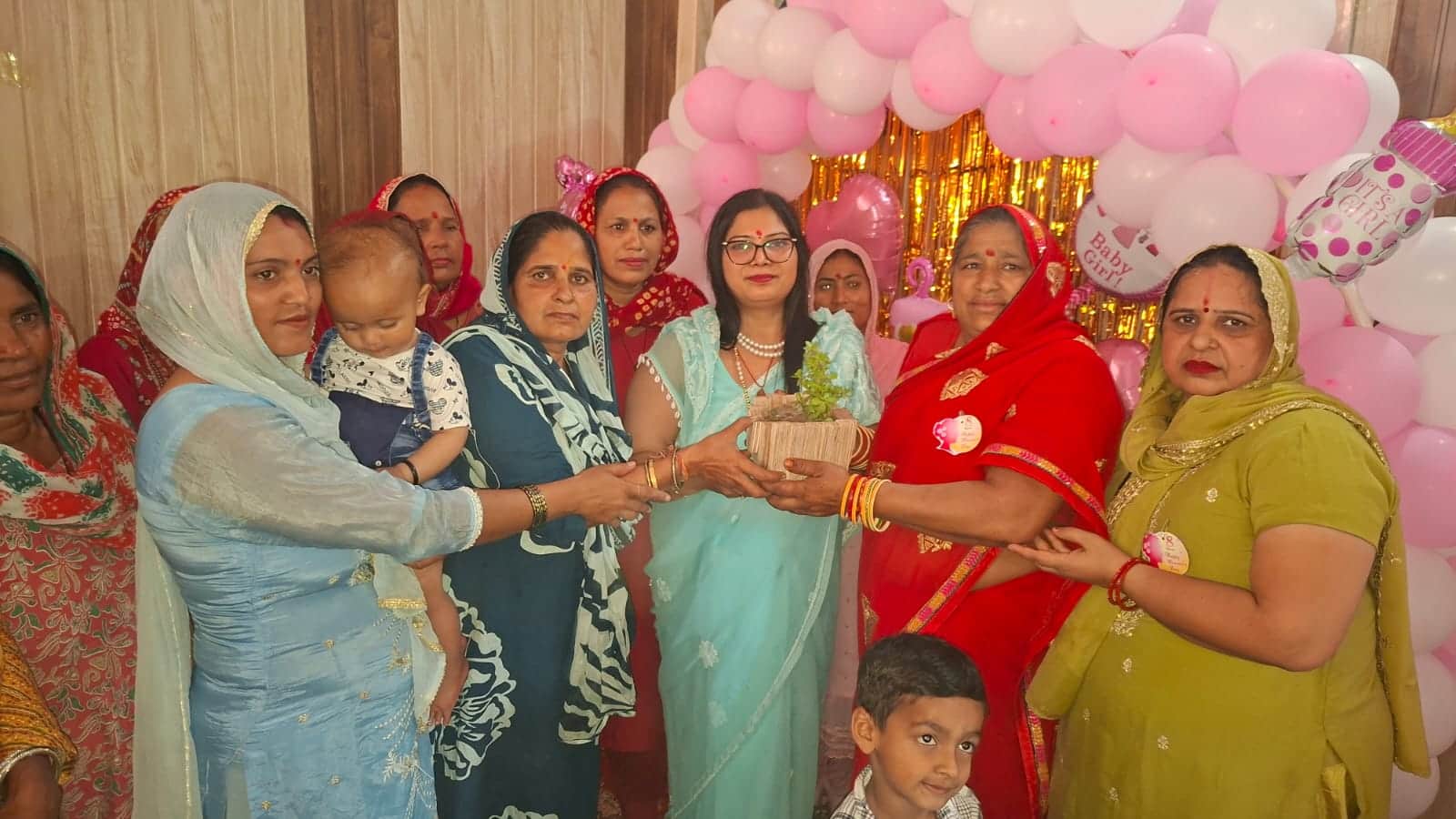 महिलाओं को सम्मानित करती सरपंच कश्मीरी देवी।