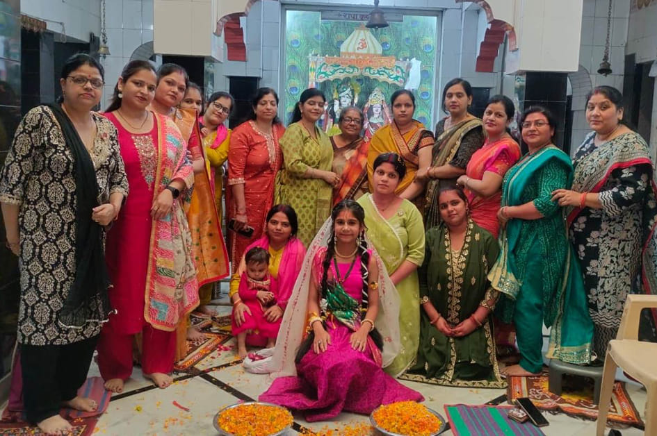 Maheshwari Mahila Mandal played Holi