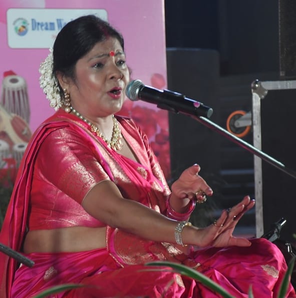 The audience danced to the Holi songs of Malini Awasthi
