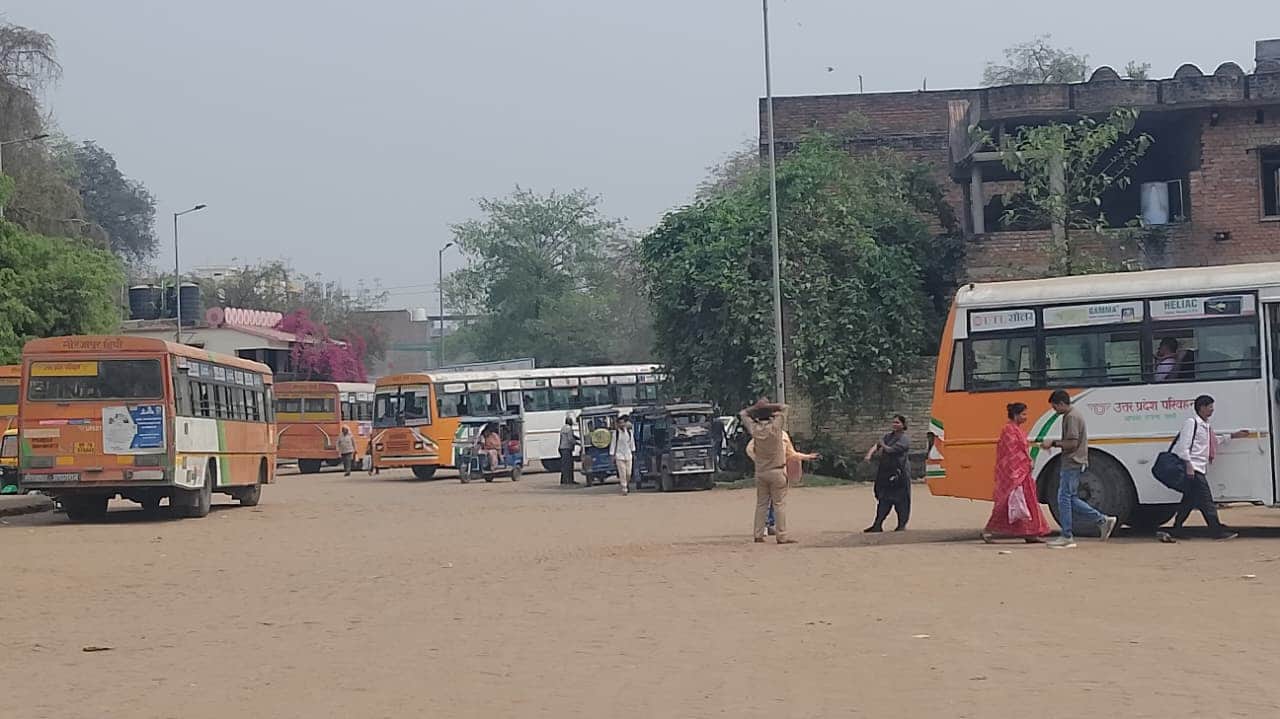 मिर्जापुर रोडवेज बस अड्डा पर खड़ी बसें इंतजार करजे यात्री, स्रोत संवाद