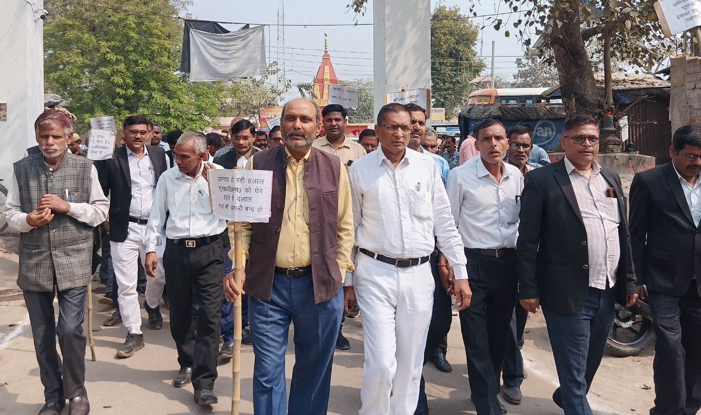 मुसाफिरखाना तहसील गेट पर प्रदर्शन करते अधिवक्ता। स्रोत संगठन