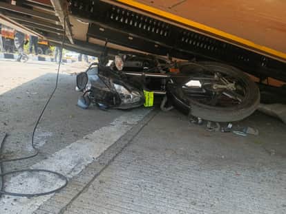 Betul News: Major accident on Nagpur four lane: Container full of cars overturned on bike, husband died