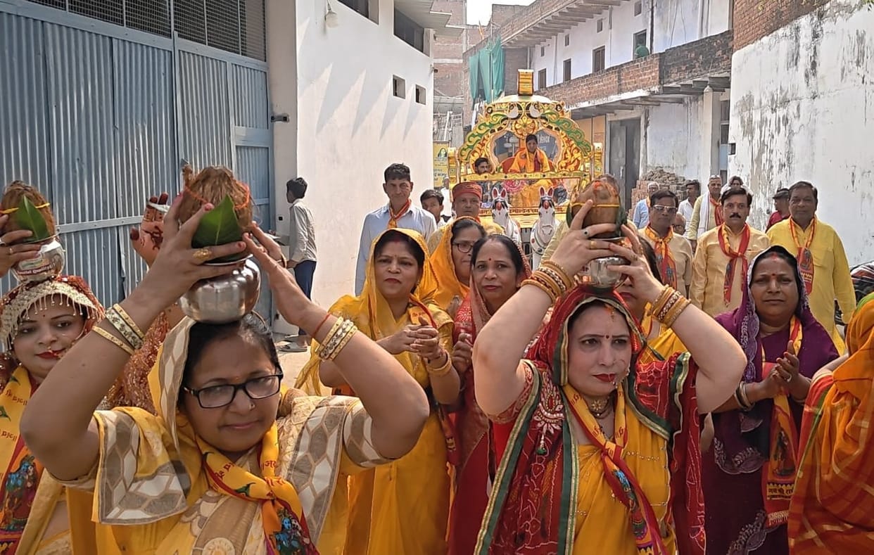 Women took out a Kalash Yatra before the Katha in the new market.