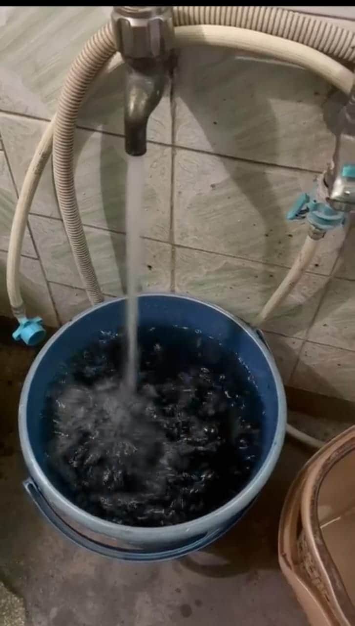 नल से सप्लाई का गंदा पानी आता हुआ