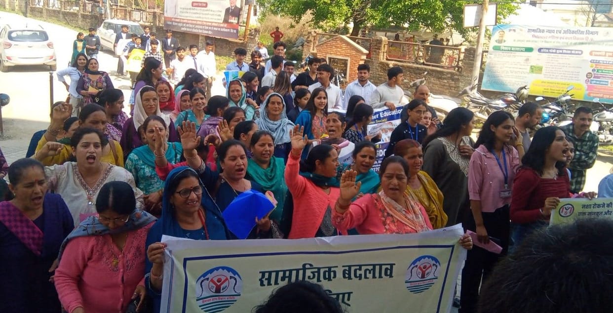 Women's roar against Chitta, foot march in Dharampur
