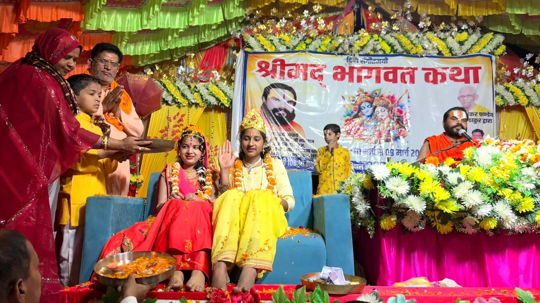 पौली के भरदौलिया में कथा सुनाते सतेंद्र दास बेदांती जी कृष्ण रूक्मिणी विवाह की सजी झांकी