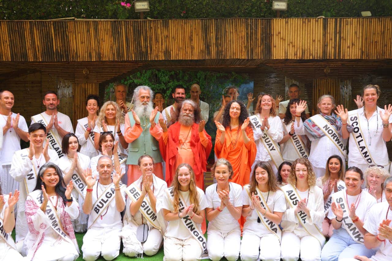 परमार्थ निकेतन में अंतरराष्ट्रीय योग महोत्सव में शमिल होने हुए विदेशी साधक। स्रोत परमार्थ मीडिय