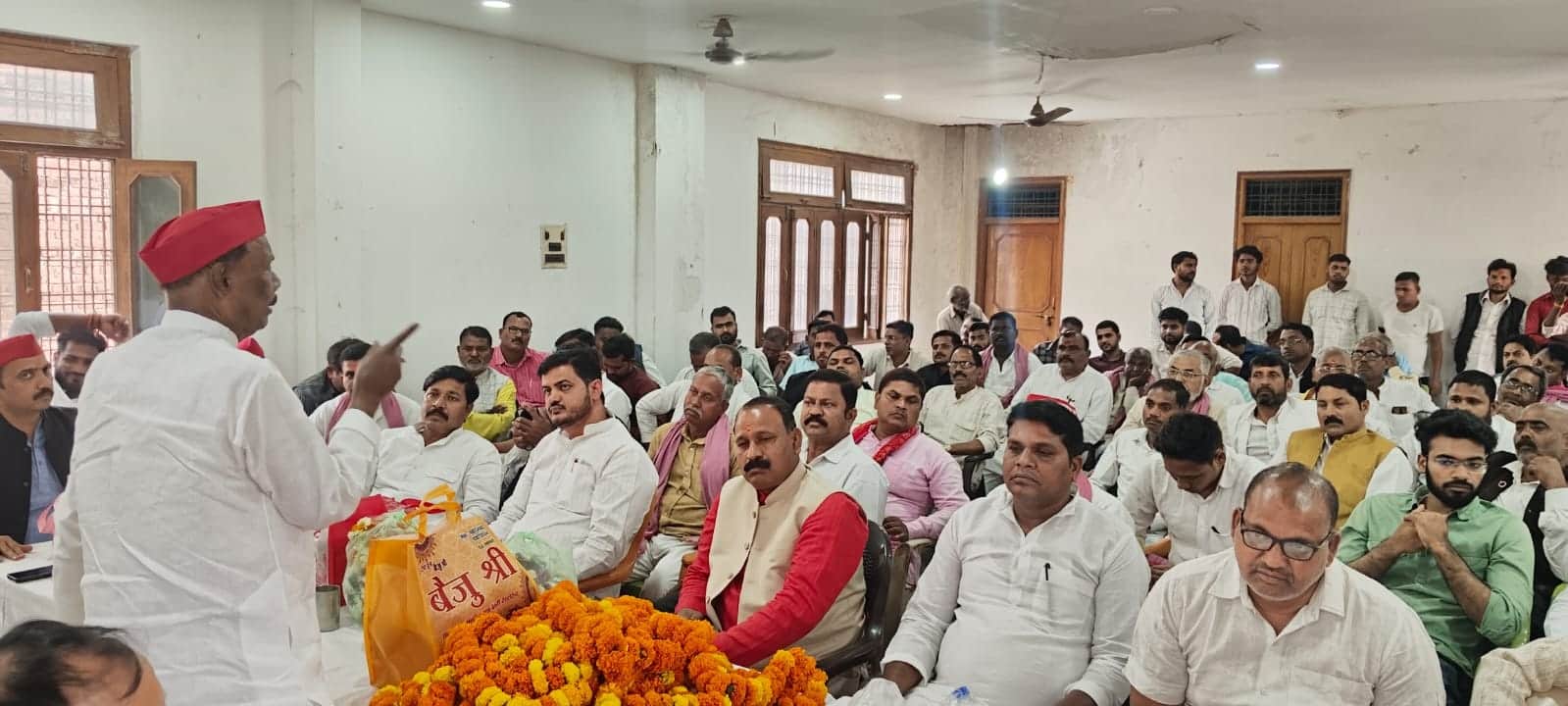 पार्टी नेताओं के साथ बैठक को संबोधित करते  जिलाध्यक्ष देवी  प्रसाद चौधरी। श्रोत- सपा