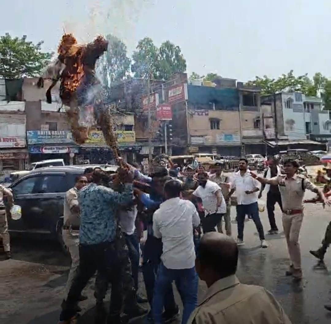 पुतला दहन करते कांग्रेसी