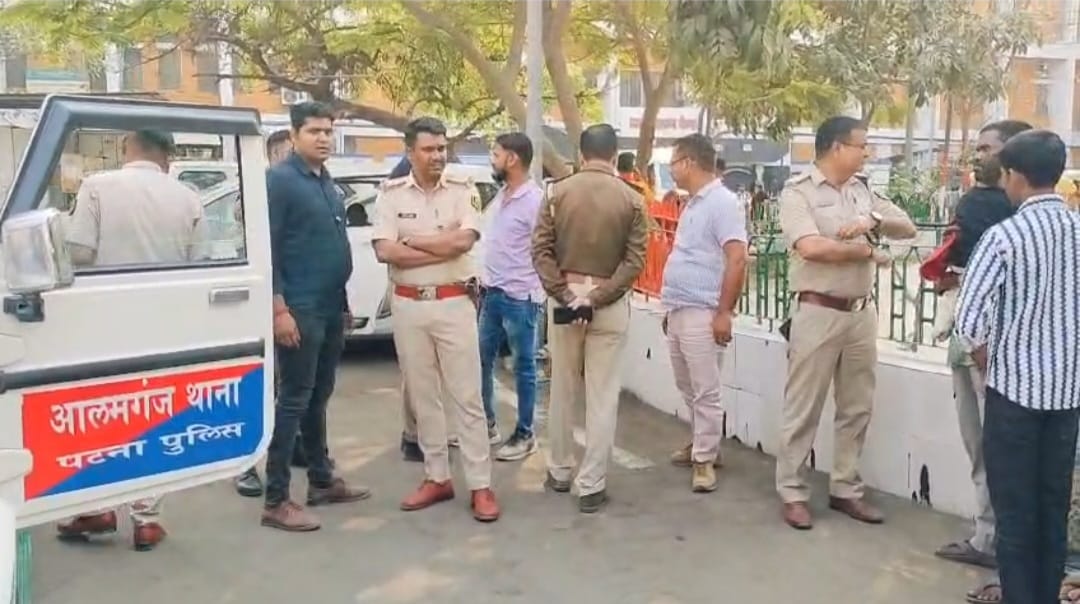 A young man was stabbed and injured in Patna for resisting robbery.