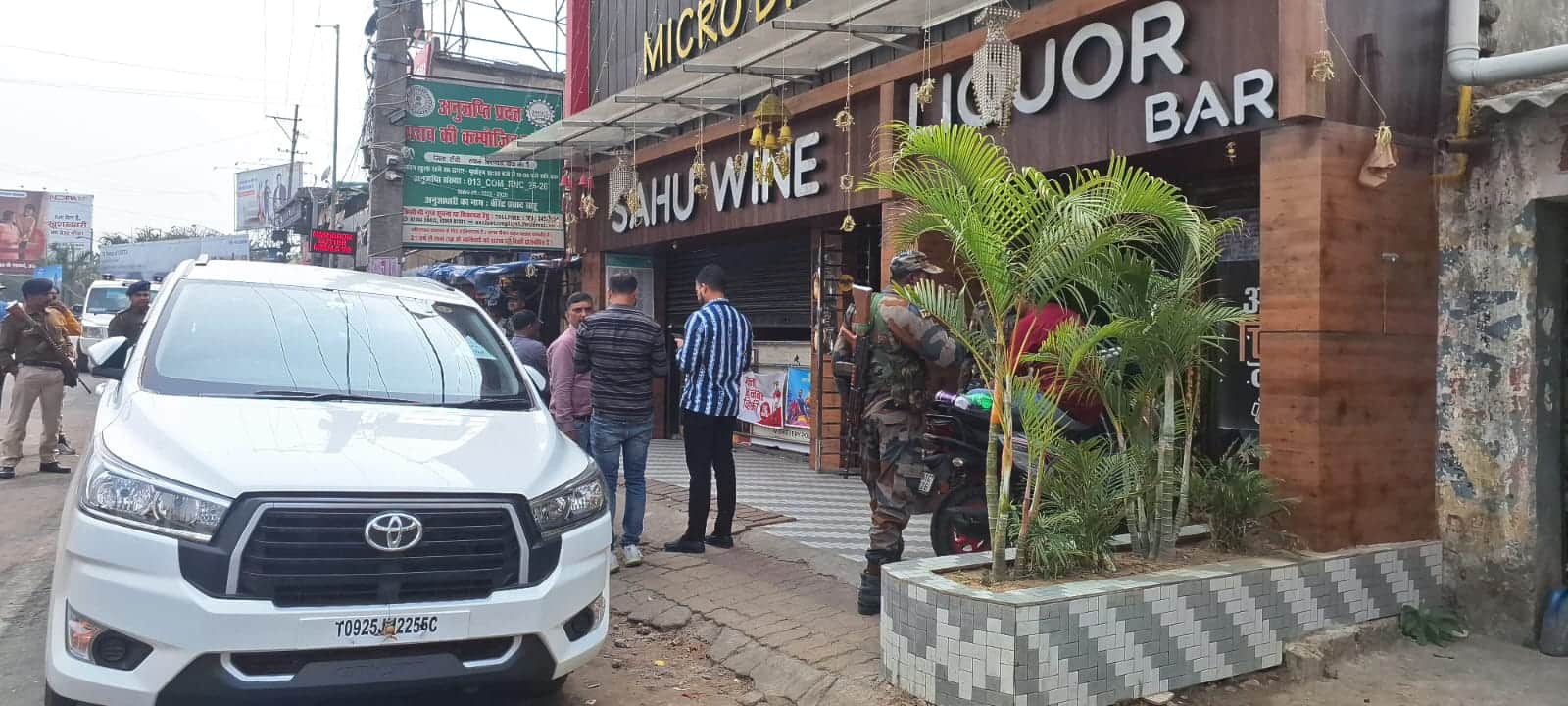 अरगोड़ा चौक स्थित वाइन शॉप में आयकर विभाग की टीम का सर्वे