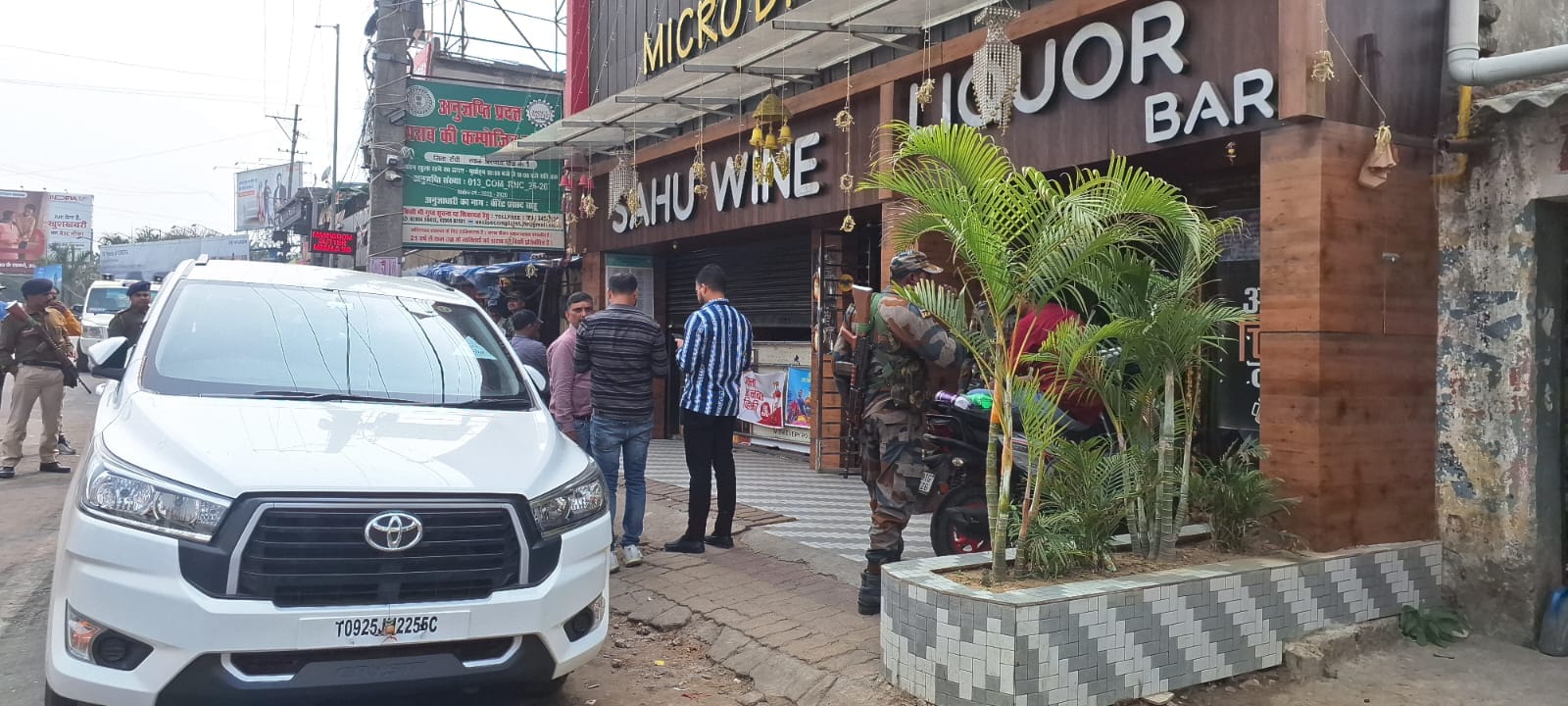अरगोड़ा चौक स्थित वाइन शॉप में आयकर विभाग की टीम का सर्वे