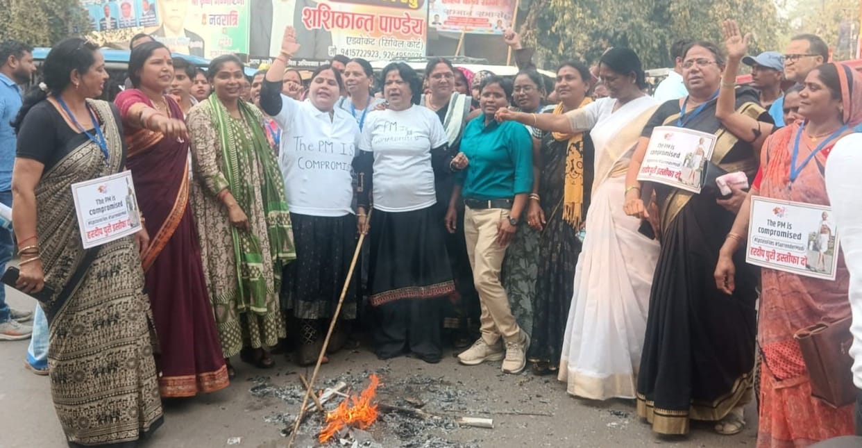Effigy of Union Minister Hardeep Puri burnt