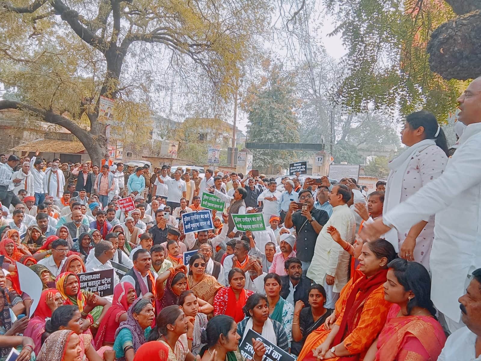 सभा को संबोधित  करती विधायक डा. पल्लवी पटेल। स्रोत- संवाद ं