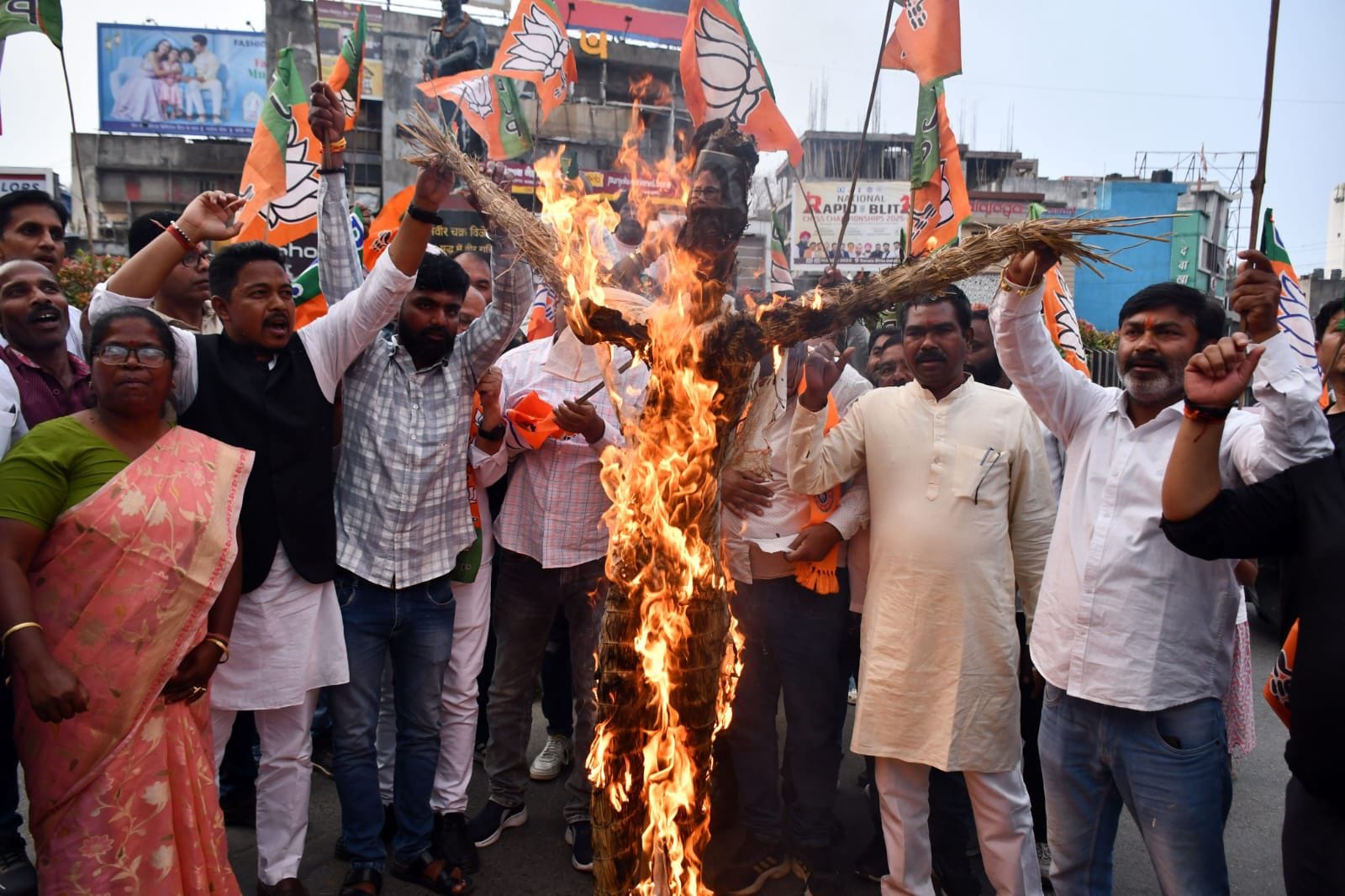 बंगाल सीएम ममता बनर्जी के खिलाफ प्रदर्शन करते भाजपा कार्यकर्ता