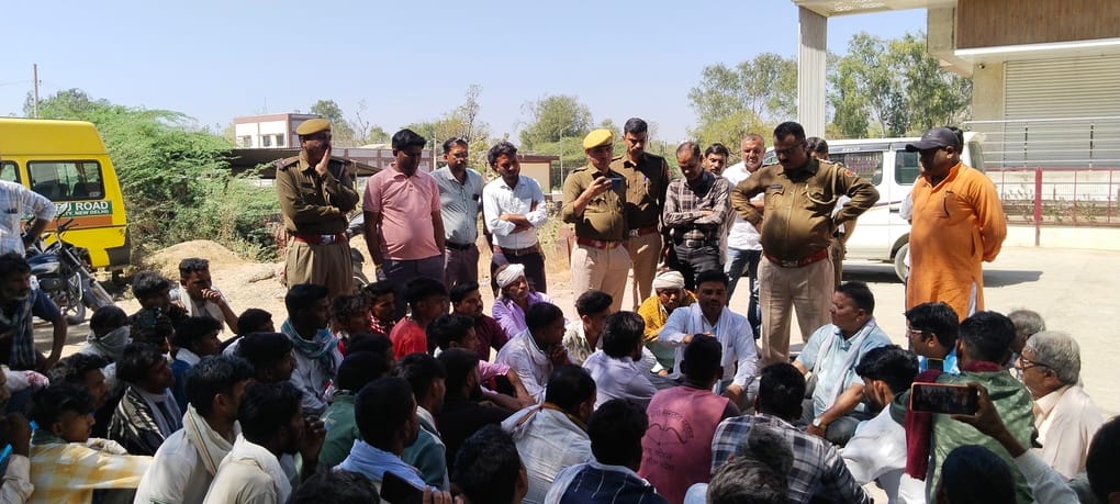 सिरोही। आबूरोड में ईलाज के दौरान रोगी की मौत से नाराज परिजनों ने प्रदर्शन किया।