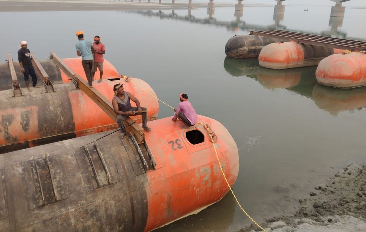 Construction of two-lane pontoon bridge on Saryu river in full swing