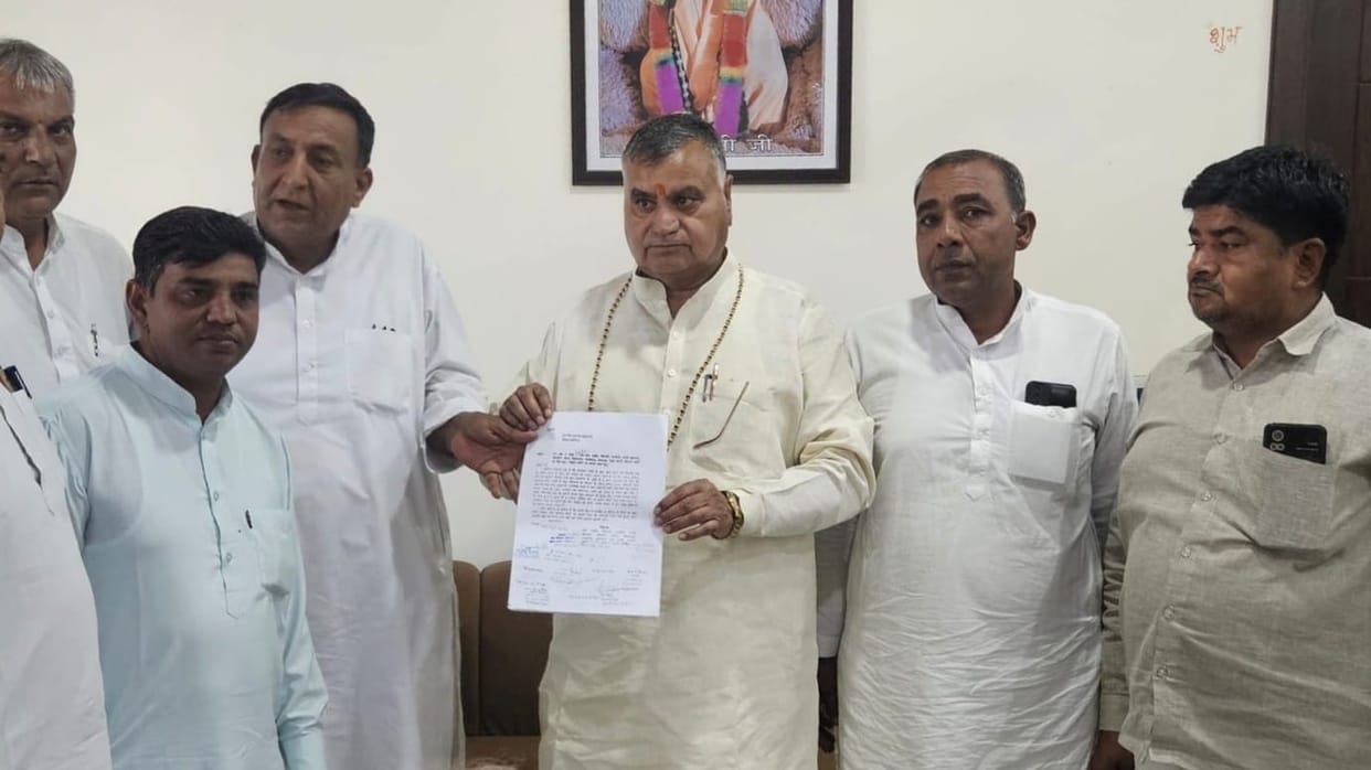 Villagers submitted a memorandum to the MP demanding an underpass.