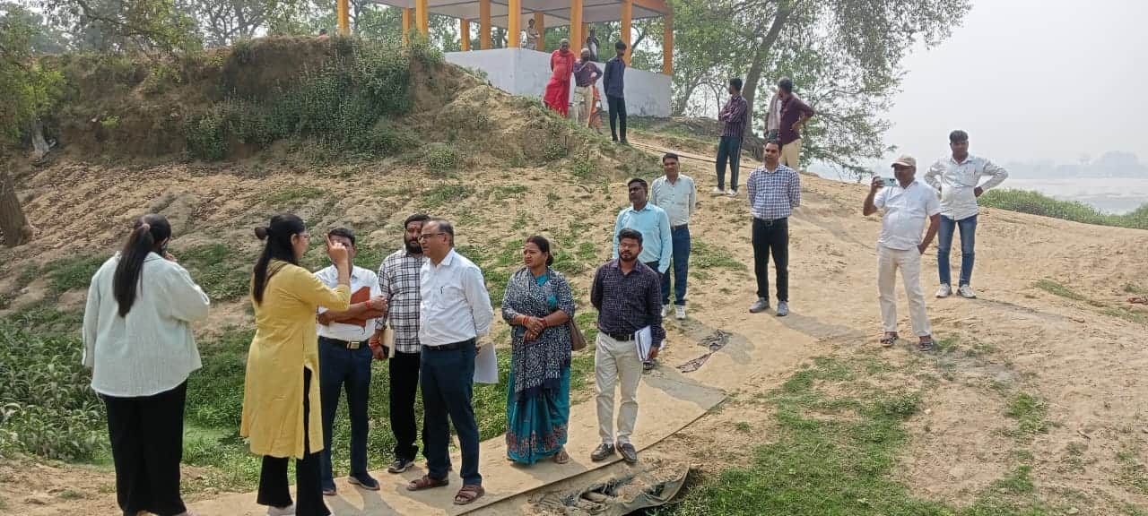 सिटी ब्लाक क्षेत्र के पिपराडाड़ में गंगा में गिरने वाले नाले का जायजा लेती केंद्रीय टीम।-सोशल म