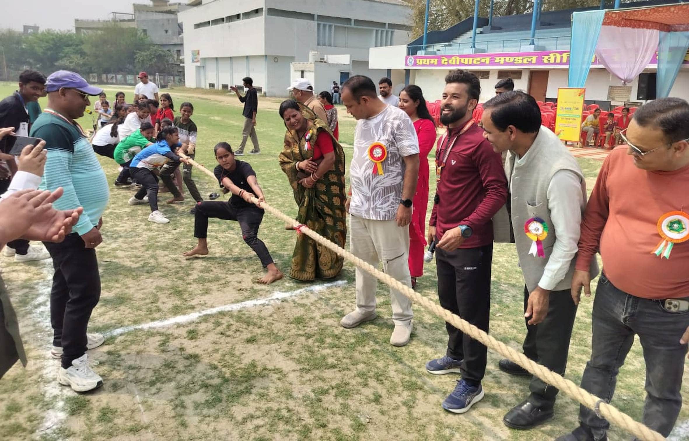 स्टेडियम में महिला दिवस पर खेल प्रतियोगिता में प्रतिभाग करतीं खिलाड़ी।